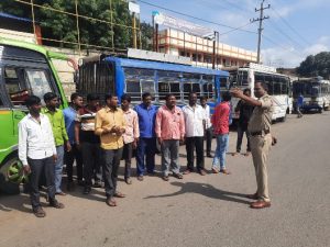ಗೋಕಾಕ:ಸುರಕ್ಷಿತ ಪ್ರಯಾಣಕ್ಕೆ ವಾಹನ ಸವಾರರು ಸಂಚಾರ ನಿಯಮಗಳನ್ನು ತಪ್ಪದೆ ಪಾಲಿಸಬೇಕು : ಪಿಎಸ್ಐ ಎಂ.ಡಿ ಘೋರಿ
