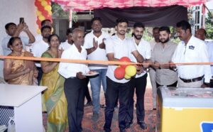 ಗೋಕಾಕ:ಕಿಂಗ್ ಐಸಕ್ರೀಂ ಮಳಿಗೆ ಉದ್ಘಾಟಿಸಿದ ಡಿ.ಸಿ.ಸಿ.ಬ್ಯಾಂಕ್ ನಿರ್ದೇಶಕ ರಾಹುಲ್ ಜಾರಕಿಹೊಳಿ